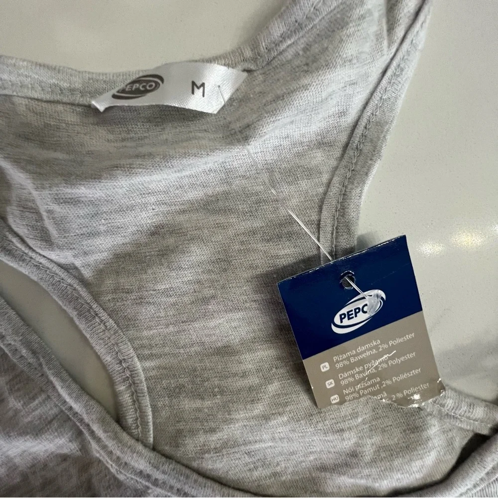 Woman’s gray tank top size medium - Picture 3 of 5